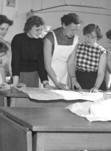 Afbeelding voor De huishoudschool: tussen strijkijzer en emancipatie